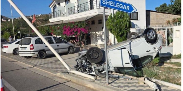 FOTO/ Aksident në Sarandë, automjeti përfundon i përmbysur në trotuar