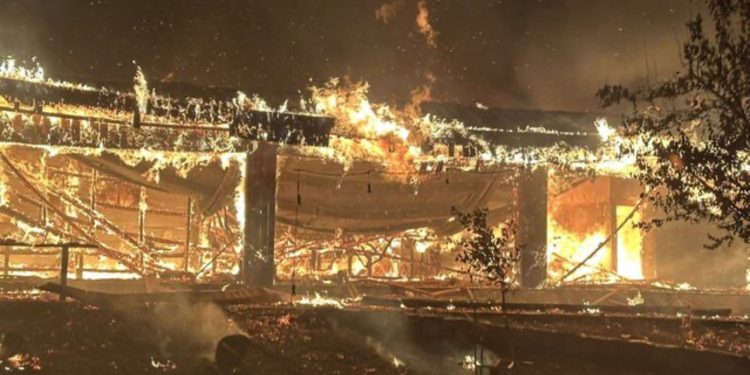 FOTO/ Digjet restoranti në Theth, zjarri shuhet nga ndërhyrja e banorëve