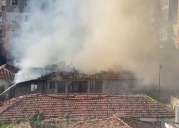 VIDEO/ Pas një ore luftë me flakët, vihet nën kontroll zjarri që përfshiu banesën te Pazari i Ri