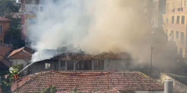 VIDEO/ Pas një ore luftë me flakët, vihet nën kontroll zjarri që përfshiu banesën te Pazari i Ri