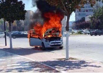 FOTO/ Makina përfshihet nga flakët të qendër të Fierit, nuk raportohet për persona të lënduar