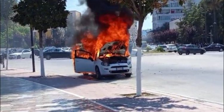 FOTO/ Makina përfshihet nga flakët të qendër të Fierit, nuk raportohet për persona të lënduar
