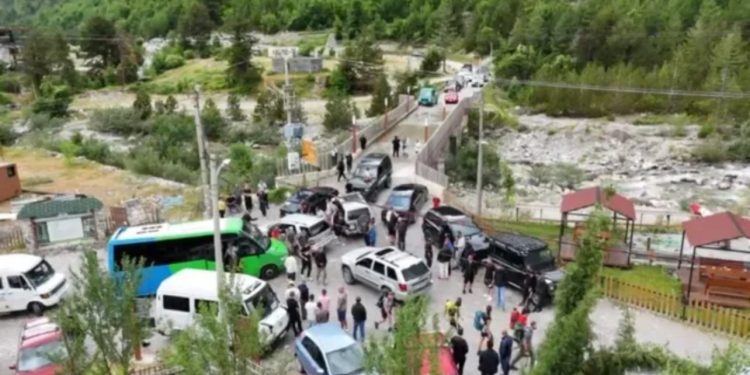 Përplasje në Theth, banorët gjuajnë me molotov fadromat e IKMT