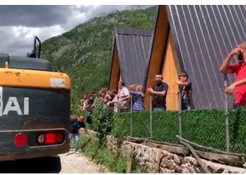 Banorët gjuajtën me molotov drejt fadromave të IKMT, FNSH niset drejt vendngjarjes