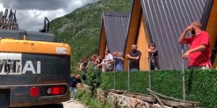 Banorët gjuajtën me molotov drejt fadromave të IKMT, FNSH niset drejt vendngjarjes