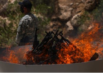 VIDEO/ Pas shumë vitesh kryengritjesh kundër Turqisë, nis çarmatimi, militantët kurdë të PKK-së djegin armët në Irak