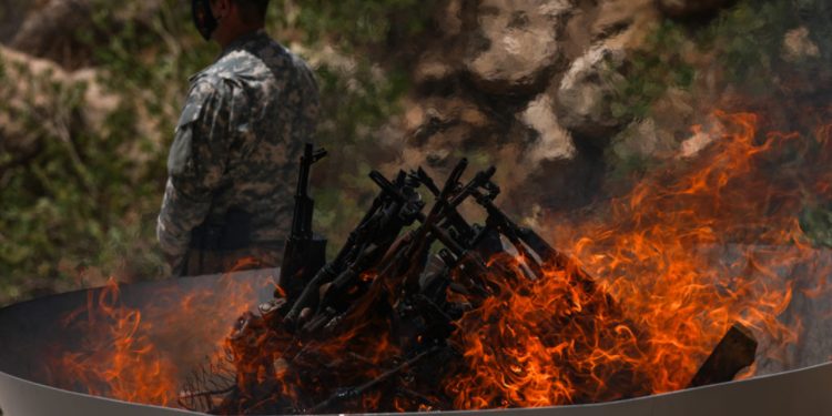 VIDEO/ Pas shumë vitesh kryengritjesh kundër Turqisë, nis çarmatimi, militantët kurdë të PKK-së djegin armët në Irak