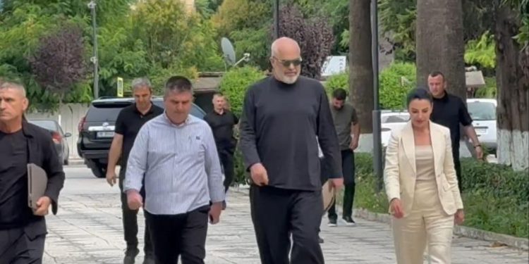 Shoqata e të Zgjedhurve Vendorë letër institucioneve të BE: Veprimet e Ramës bien ndesh me ligjet dhe Kushtetutën e Vendit! I ka rrëmbyer kompetencat pushtetit vendor