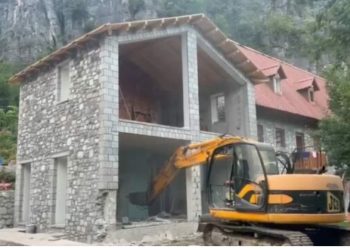 Mbyllet sot aksioni për shembjen e ndërtimeve pa leje në Theth, janë prishur 40 subjekte
