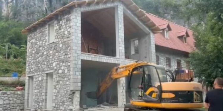 Mbyllet sot aksioni për shembjen e ndërtimeve pa leje në Theth, janë prishur 40 subjekte
