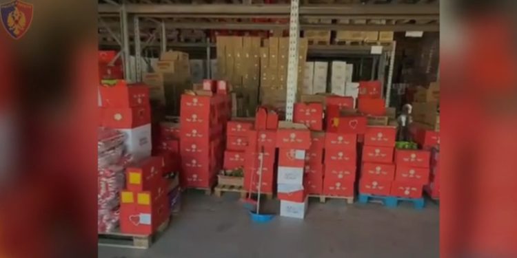 Zbulohet në Vorë një magazinë ku falsifikoheshin etiketat e produkteve ushqimore të skaduara, arrestohet administratori dhe magazinieri, 2 të proceduar