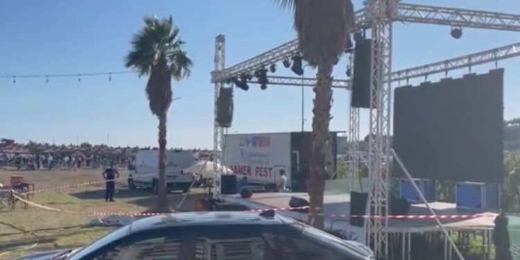 VIDEO/ Po punonte në skenën ku do të mbahej koncerti, dalin pamjet nga vendi ku humbi jetën 32-vjeçari në Shëngjin, identifikohet viktima