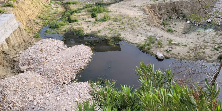 Hoteli në Dhërmi derdhte ujrat e zeza në përrua, procedohet administratorja