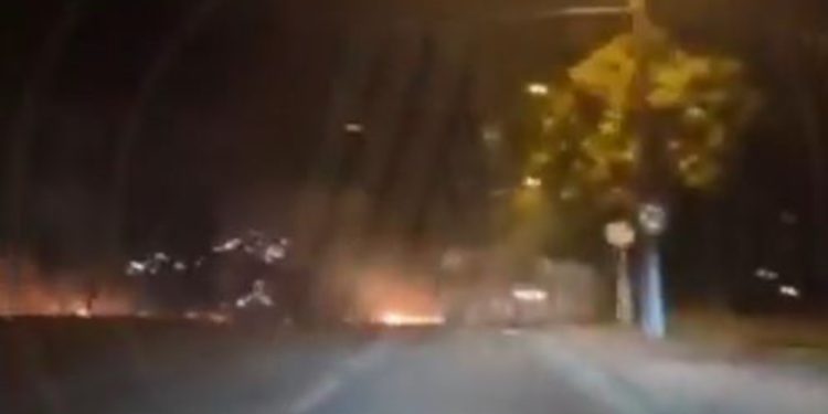 100 persona të maskuar bllokojnë rrugën në Limoges, hedhin fishekzjarre dhe koktej molotov ndaj automjeteve, plagosen 9 policë francezë