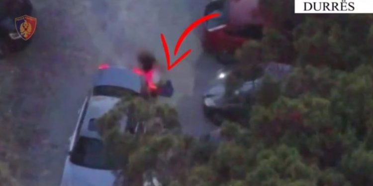 Emrat/ Dy shkëmbenin drogën, tjetri bënte “roje” me armë, arrestohen tre persona në Durrës, në kërkim dy të tjerë