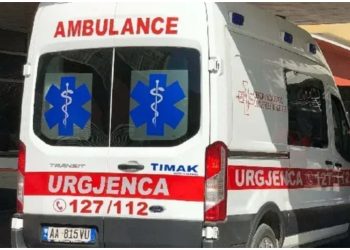 EMRI/ E rëndë në Dimal/ 51-vjeçarin e zë muri rrethues i banesës, po tentonte ta shembte, humb jetën rrugës për në spital