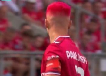 VIDEO/ Modeli ekscentrik i flokëve nga një lojtar i Widzew, i cili i kishte lyer, për të festuar ndeshjen e tij të 250-të në ligën polake!