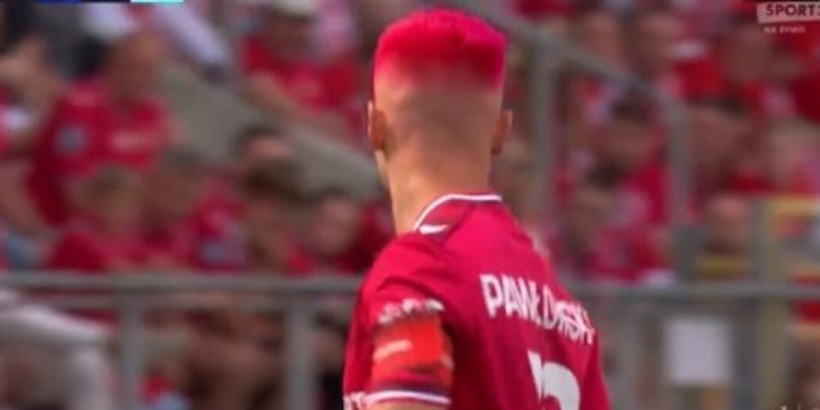 VIDEO/ Modeli ekscentrik i flokëve nga një lojtar i Widzew, i cili i kishte lyer, për të festuar ndeshjen e tij të 250-të në ligën polake!