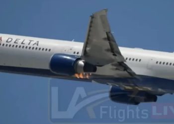 VIDEO/ Motori i avionit në SHBA përfshihet nga flakët gjatë fluturimit, pilotët kryejnë uljen emergjente