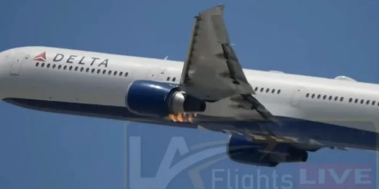 VIDEO/ Motori i avionit në SHBA përfshihet nga flakët gjatë fluturimit, pilotët kryejnë uljen emergjente