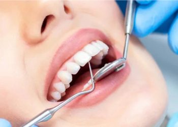 EMRAT/ Kryenin shërbime dentare me preparate të skaduara, arrestohen administratori i klinikës dhe një stomatolog, nën hetim 12 punonjës