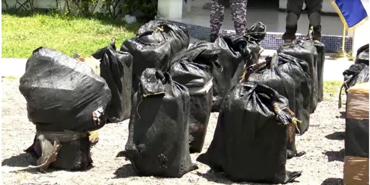 Kapet në mes të detit kokainë me vlerë 33 milionë dollarë