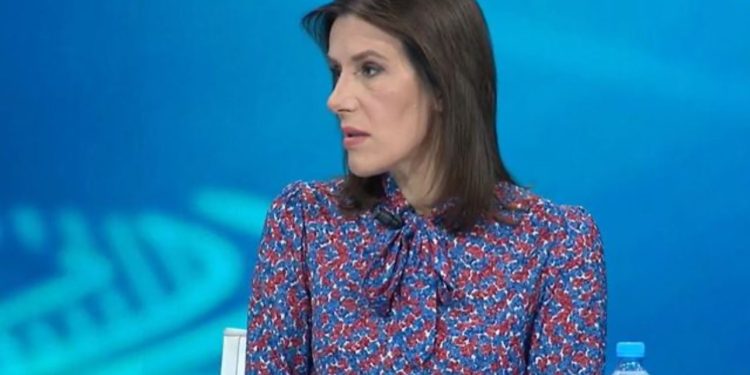 Vajza mbyti me tel babain në Fier/ Gazetarja: Janë shoqëruar në polici disa persona, mund të ketë njerëz të tjerë të jashtëm të përfshirë në krim