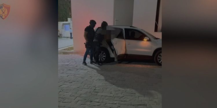 EMRI/ Kërkohej në Itali për “dhunë seksuale”, “rrëmbim”, “vjedhje” dhe “shkelje të rregullave për armët”, arrestohet në Cërrik 52-vjeçari