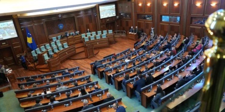 Një ditë para skadimit të afatit të vendosur nga Gjykata Kushtetuese, Kuvendi i Kosovës mblidhet sot në tetativën e fundit për konstituim