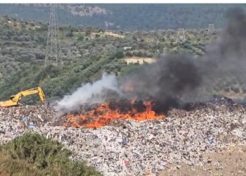 Përfshihet nga flakët fusha e mbetjeve pranë inceneratorit të Elbasanit/ Tymi “pushton” zonën e landfillit, zjarrfikëset drejt vendngjarjes