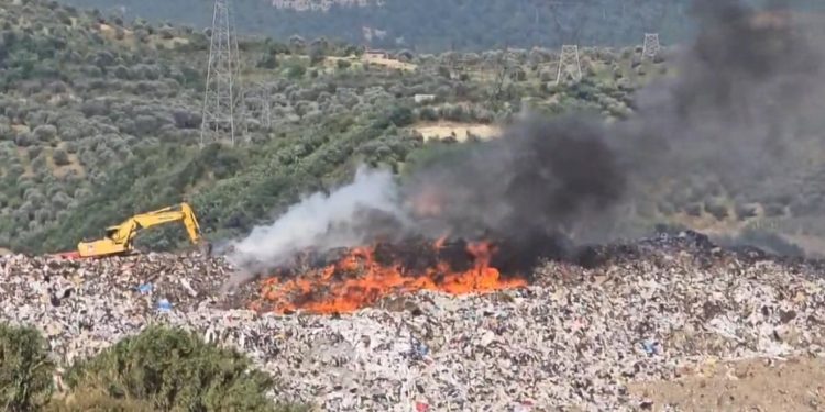 Përfshihet nga flakët fusha e mbetjeve pranë inceneratorit të Elbasanit/ Tymi “pushton” zonën e landfillit, zjarrfikëset drejt vendngjarjes