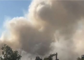 Vijon ende aktiv zjarri në fushën e mbetjeve pranë inceneratorit të Elbasanit, tymi pushton të gjithë zonën