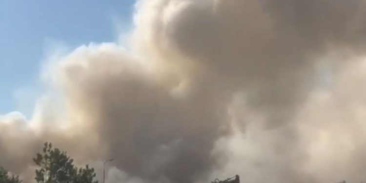 Vijon ende aktiv zjarri në fushën e mbetjeve pranë inceneratorit të Elbasanit, tymi pushton të gjithë zonën