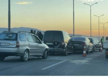 Aksident i rëndë në Pejë/ Makina me tre adoleshentë përplaset me shtyllën e betonit, humb jetën pasagjeri 15-vjeçar