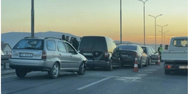 Aksident i rëndë në Pejë/ Makina me tre adoleshentë përplaset me shtyllën e betonit, humb jetën pasagjeri 15-vjeçar