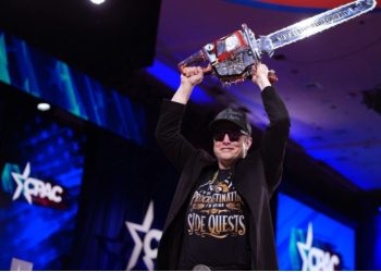 Musk i penduar për paraqitjen e tij me sharrë elektrike në konventën e Konservatorëve