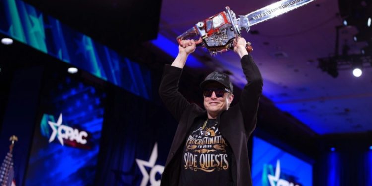 Musk i penduar për paraqitjen e tij me sharrë elektrike në konventën e Konservatorëve