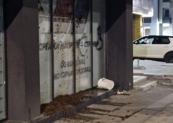 FOTO+VIDEO/ Serbët hedhin kova me pleh jashtë zyrave të partisë së Vuçiç, protestat vijojnë në gjithë vendin