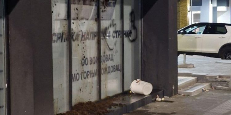 FOTO+VIDEO/ Serbët hedhin kova me pleh jashtë zyrave të partisë së Vuçiç, protestat vijojnë në gjithë vendin