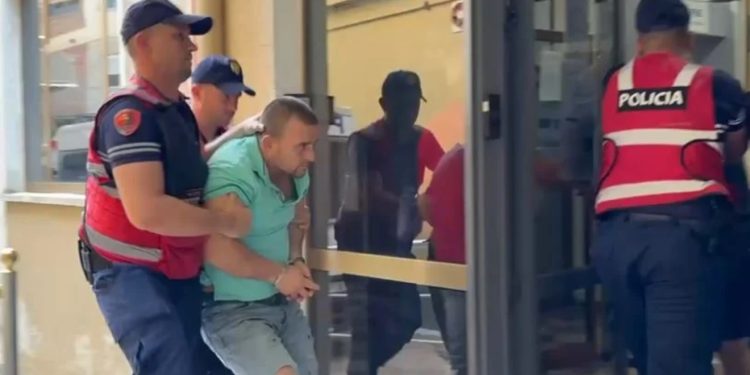 Abuzoi me vajzën e tij të mitur, mbërrin në gjykatën e Fierit Zamir Meta, 36-vjeçari do të njihet sot me masën e sigurisë