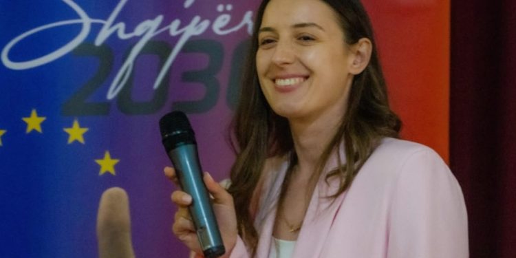 E përdori Belinda si “leckë”, Zegjine Caushi humbet mandatin e deputetit, ja kush ia mori!