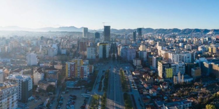 Raporti: Temperaturat brenda Tiranës ndryshojnë me 6 gradë nga lagja në lagje, nga betoni