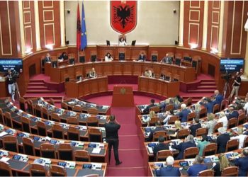 Mbyllet seanca e fundit e kësaj legjislature në Kuvend, projektligjet miratohen pa praninë e opozitës 