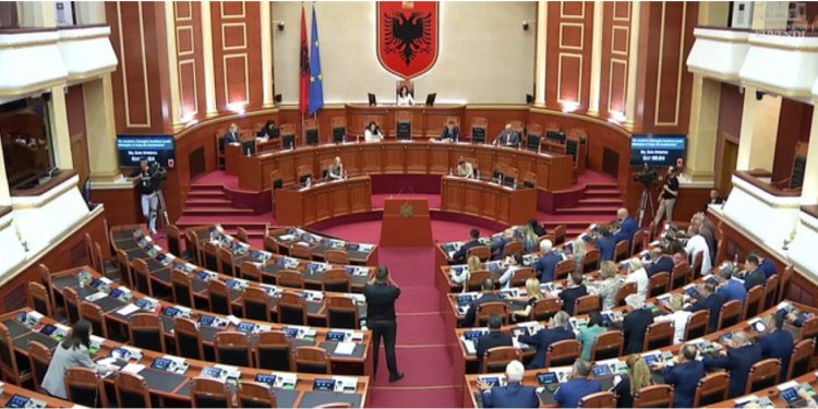 Mbyllet seanca e fundit e kësaj legjislature në Kuvend, projektligjet miratohen pa praninë e opozitës 