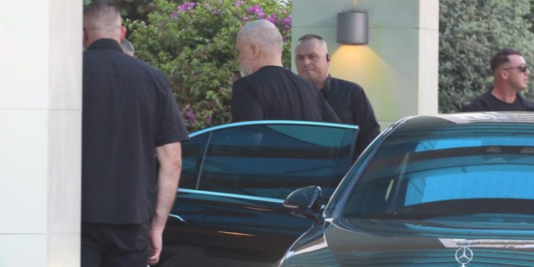 “Tirana s’mund të bëhet si Vlora!” Rama në takimin me përfaqësuesit e Bashkisë dhe deputetët e zgjedhur të kryeqytetit: IMT dhe INUK duhet të jenë në lartësinë e duhur