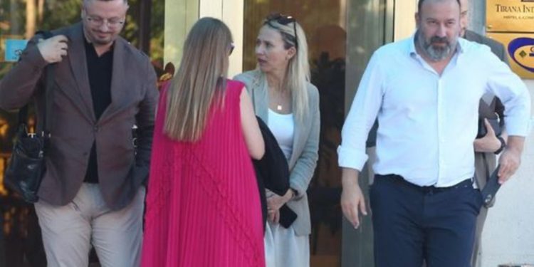 FOTO/ Nga Ristani te Ibrahimaj e Ndreca, Rama zhvilloi sot takim me përfaqësuesit e Bashkisë dhe deputetët e zgjedhur të kryeqytetit, ja momentet kur socialistët mbërritën