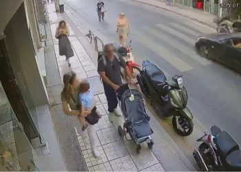 VIDEO/ Aksident i frikshëm në Greqi/ Makina e merr zvarrë për disa metra motoçikletën