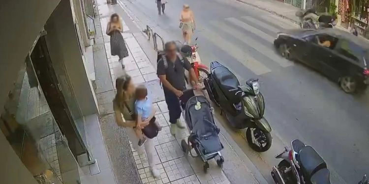 VIDEO/ Aksident i frikshëm në Greqi/ Makina e merr zvarrë për disa metra motoçikletën