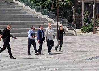 Vizita e Ramës në Vlorë, drejtorët e bashkisë i dorëzojnë Dredhës dorëheqjen