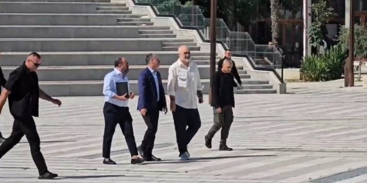 Vizita e Ramës në Vlorë, drejtorët e bashkisë i dorëzojnë Dredhës dorëheqjen